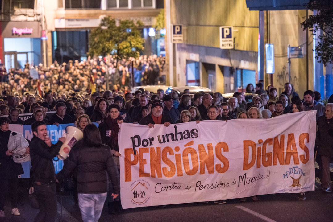 OURENSE (SUBDELEGACIÓN DO GOBERNO). 17/03/2018. OURENSE. Movilización de los pensionistas para protestar por la pobre subida de sus pensiones, de tan sólo un 0,25%. FOTO: ÓSCAR PINAL