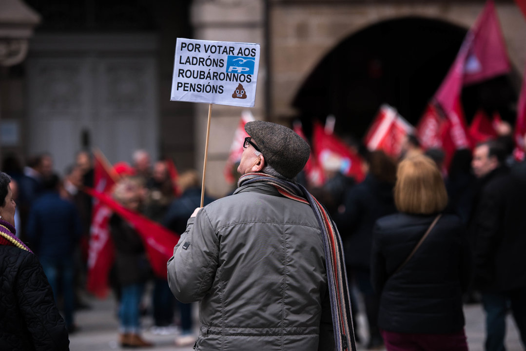 OURENSE (PRAZA MAIOR-RÚA DO PASEO-SUBDELEGACIÓN DO GOBERNO). 14/04/2018. OURENSE. Manifestación de los pensionistas en Ourense, con una gran presencia de banderas de los sindicatos de UGT y CCOO. FOTO: ÓSCAR PINAL

