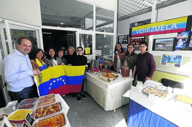 Ourense. 15/04/18IV Jornadas Interculturales en Queixumes dos Pinos. En la foto el stand de Venezuela.
Foto: Xesús Fariñas