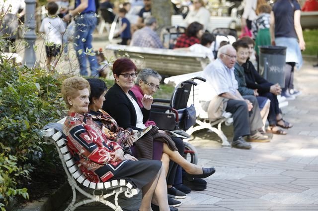 Ourense. 26/04/18. Personas mayores sentadas a la sombra en los bancos del Parque San Lázaro.
Foto: Xesús Fariñas