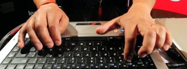 Una persona manejando un ordenador.
