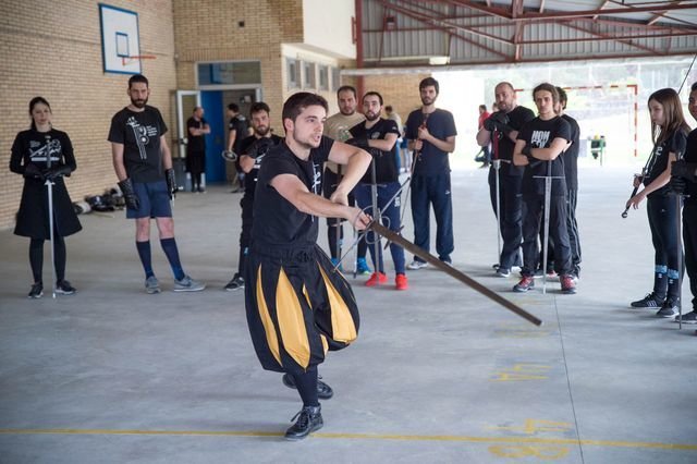 OURENSE (CEIP SEIXALBO). 28/04/2018. OURENSE. Participantes de una clase de espada y esgrima en el CEIP de Seixalbo. FOTO: ÓSCAR PINAL.
