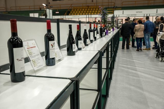 VERÍN (PABELLÓN MUNICIPAL). 18/03/2018. OURENSE. Cata de vino de Monterrei en el recinto de la feria Agro+Verín. FOTO: ÓSCAR PINAL
