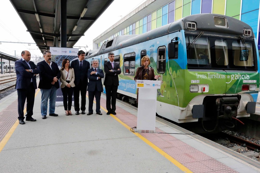 Nava Castro presentó la nueva oferta en los andenes de la estación ferroviaria de Guixar.