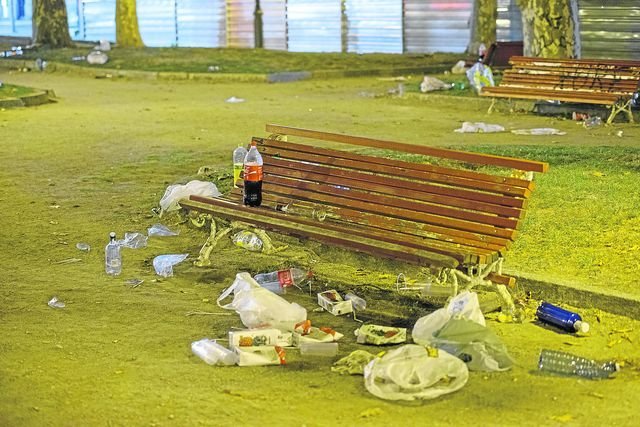 OURENSE (ALAMEDA). 01/11/2017. OURENSE. Restos del botellón juvenil con basura, vómitos y cristales rotos incluso en el parque infantil. FOTO: ÓSCAR PINAL