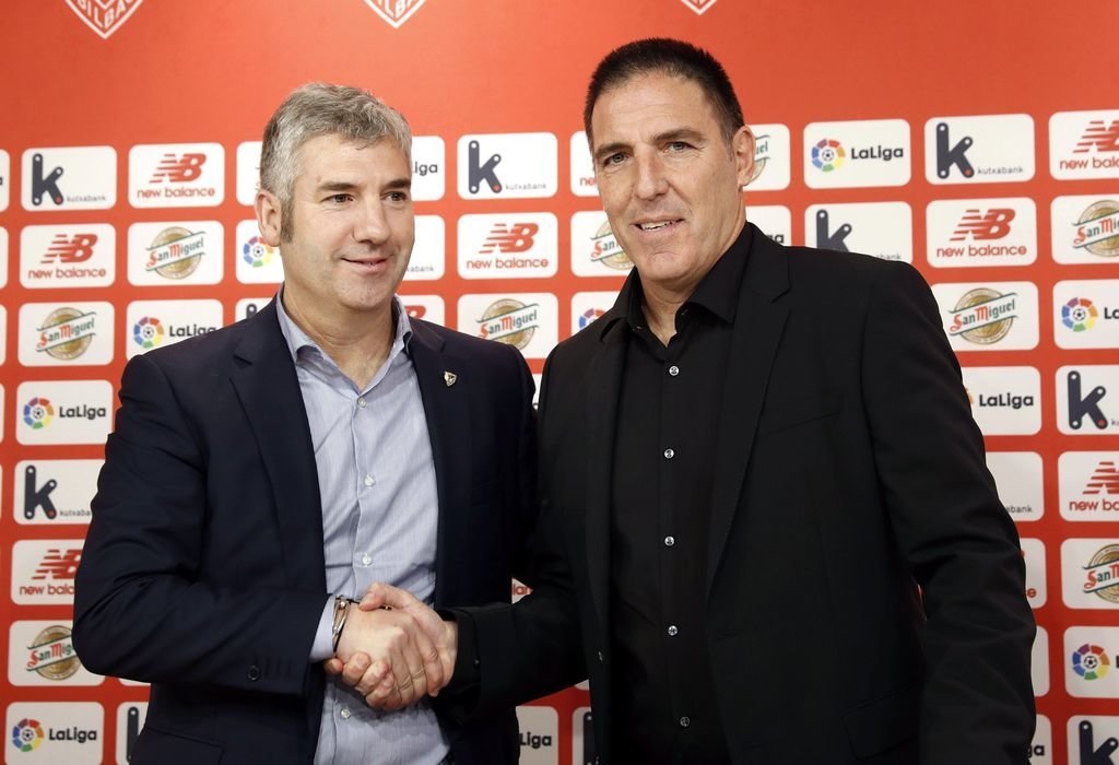 Eduardo Berizzo (d), con el presidente del Athletic, Josu Urrutia.