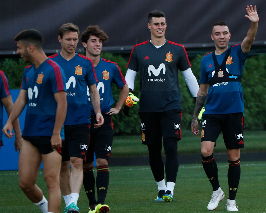 Iago Aspas saluda en un momento del entrenamiento de ayer de la selección española de fútbol.