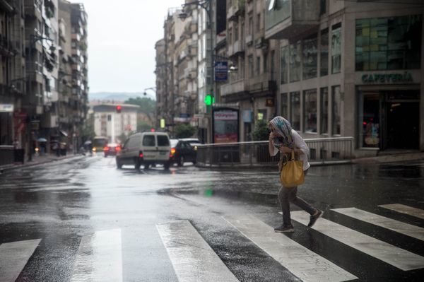 OURENSE (RÚA CURROS ENRÍQUEZ). 06/07/2018. OURENSE. Fotografías de lluvia copiosa en varias calles de Ourense. FOTO: ÓSCAR PINAL.
