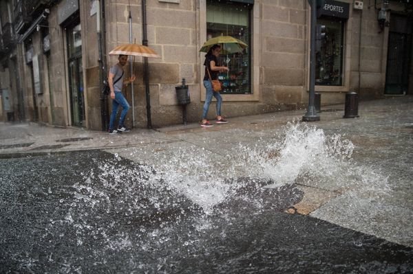 OURENSE (RÚA DO PROGRESO). 06/07/2018. OURENSE. Fotografías de lluvia copiosa en varias calles de Ourense. FOTO: ÓSCAR PINAL.
