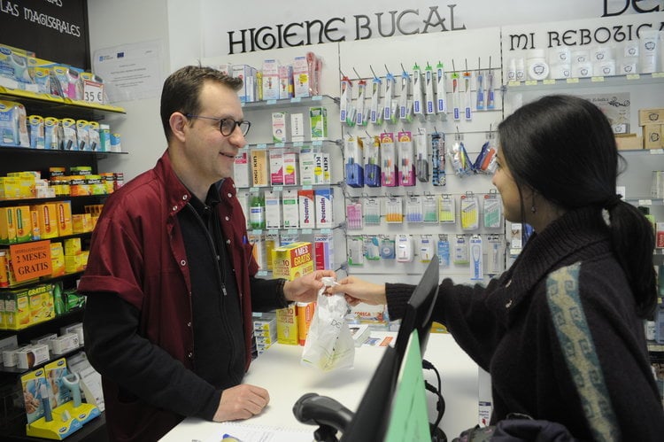 Una paciente acude a una farmacia ourensana para recoger unos medicamentos. ARCHIVO
