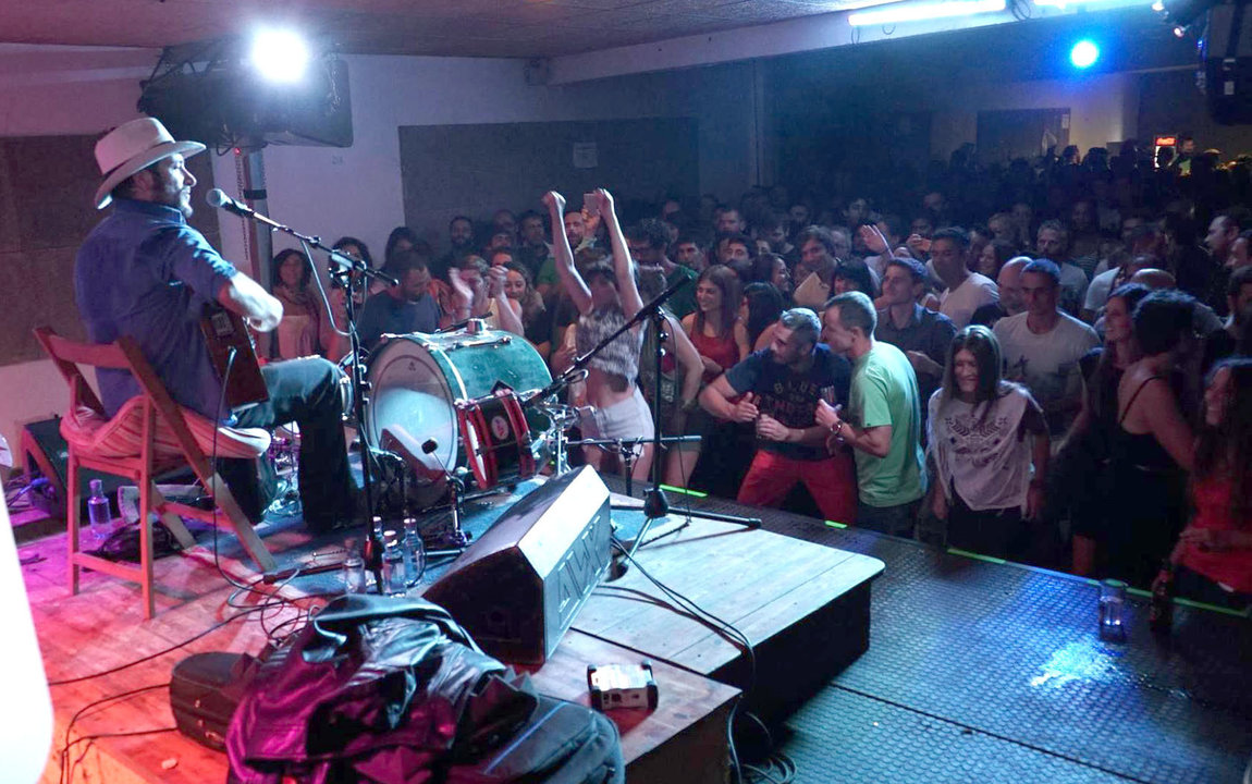 Muchachito y sus fans en el interior del local durante el concierto.