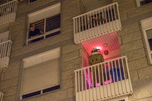 OURENSE (RÚA ALEXANDRE BÓVEDA). 23/07/2018. OURENSE. Los bomberos de Ourense actúan en el balcón de una vivienda donde ha aparecido un nido de avispa velutina. FOTO: ÓSCAR PINAL.