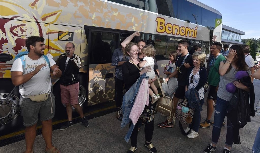 Los familiares recibieron emocionados a los pasajeros que tardaron en llegar a Vigo más de 27 horas en autobús.