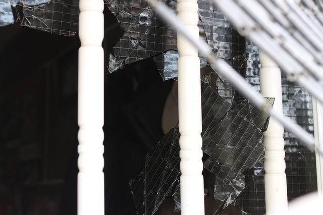 Vilela; Cualedro; (03.08.2018). La puerta del vecino afectado yace destrozada.