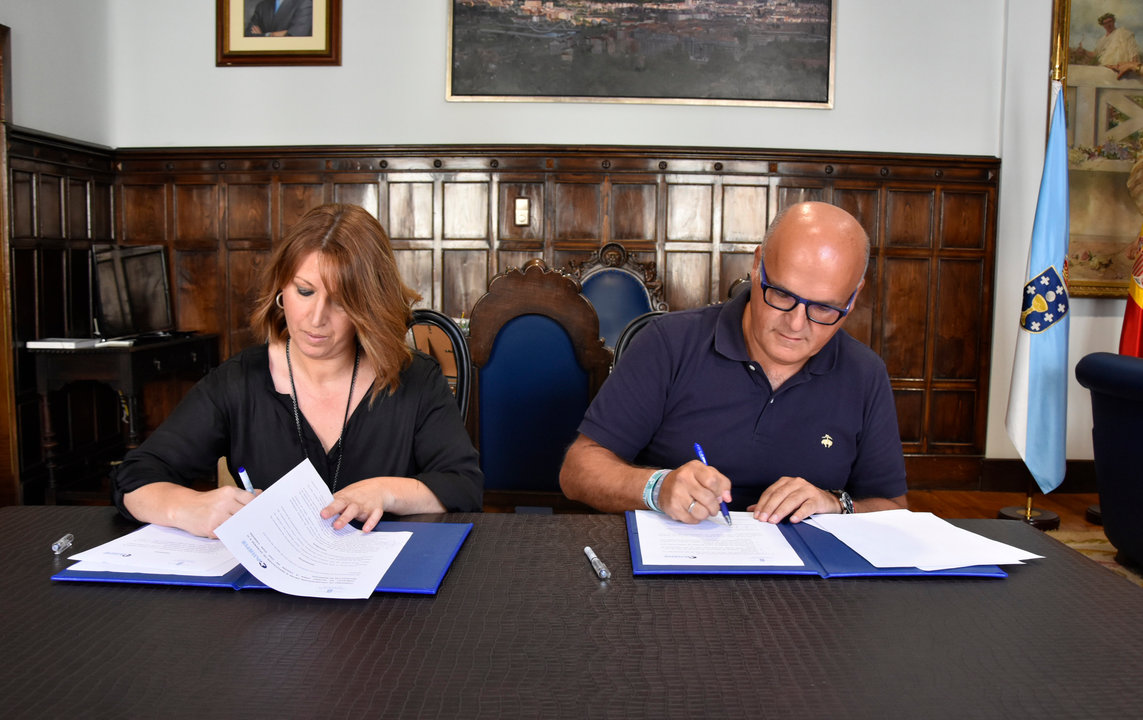 Mª Cristina Cid e Manuel Baltar asinando o convenio de colaboración