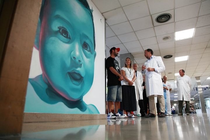 OURENSE 27/08/2018.- Inauguración de grafitis de Mon Devane en el Materno Infantil. Con el gerente Julio García Comesaña. José Paz