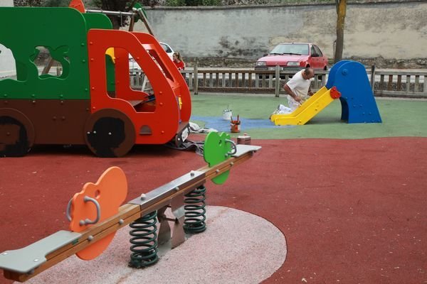 ALLARIZ 3/09/2018.- Pintado de parque infantil en San Benito. José Paz