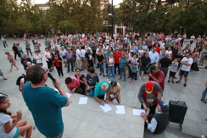 OURENSE 27/09/2018.- Asamblea vecinal en el Posío contra la reforma del parque. Antón Gómez se dirige a los asistentes. José Paz