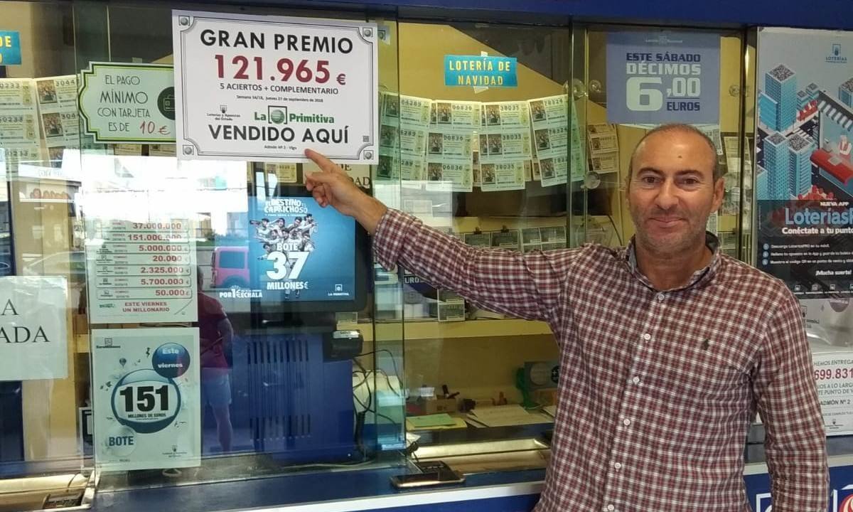 Pablo Arias, de la administración número 2 de As Travesas, con la cuantía ganada ayer en el sorteo de la Primitiva.