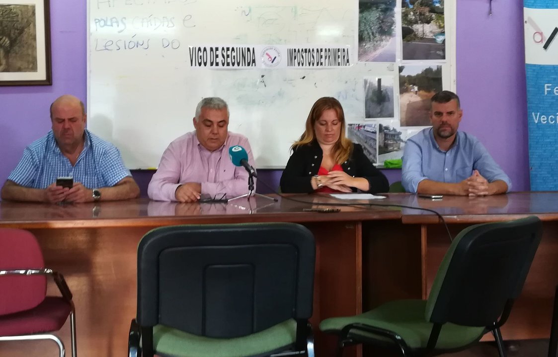 Julio López Carreiras y María Pérez, en el centro, ayer en la Federación Vecinal.