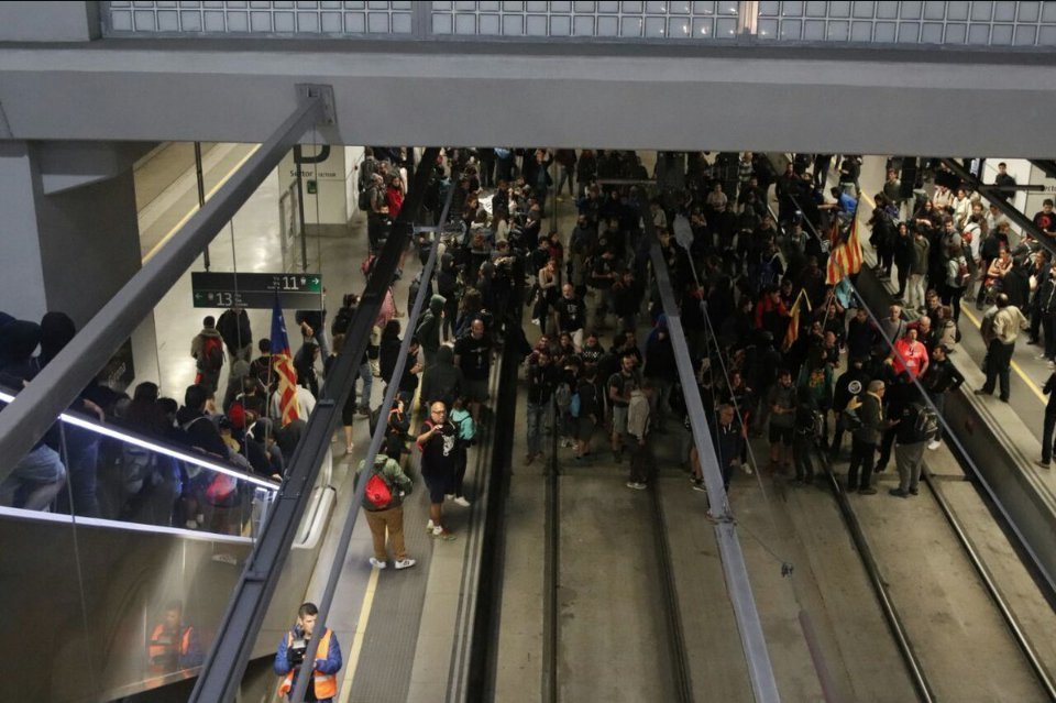 Unos cuatrocientos miembros de los CDR han cortado las vías de la estación del AVE en Girona