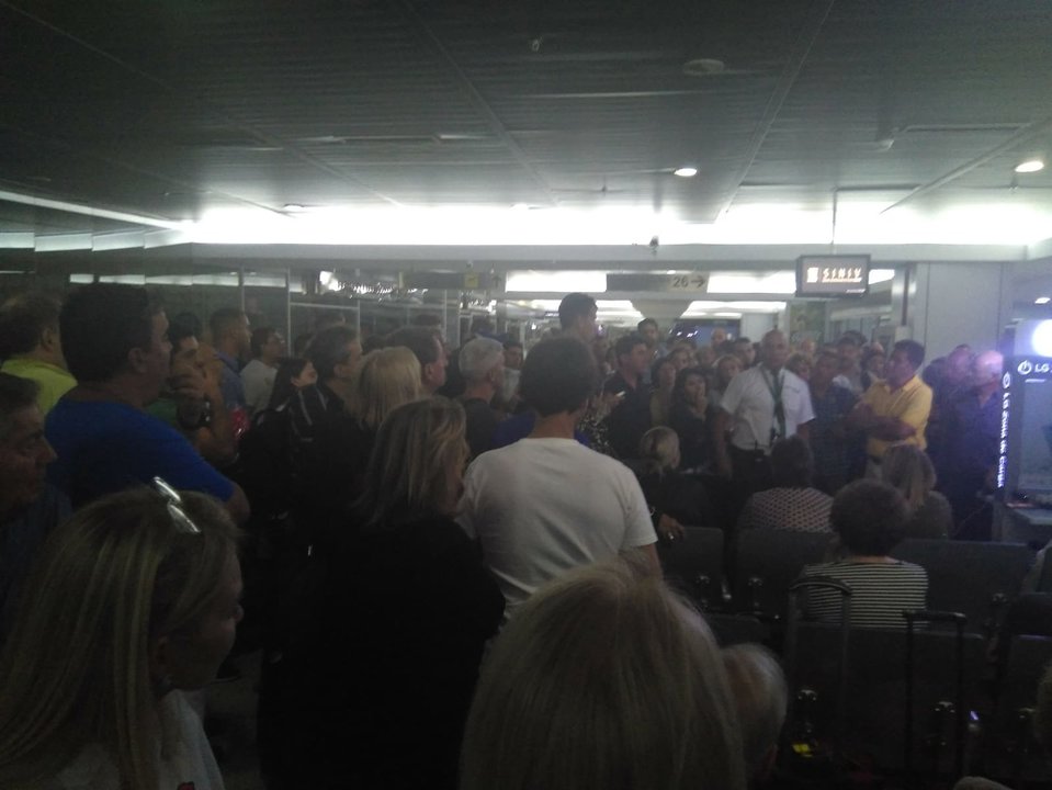 Los pasajeros ya han cumplido 10 horas en el aeropuerto sin noticias.