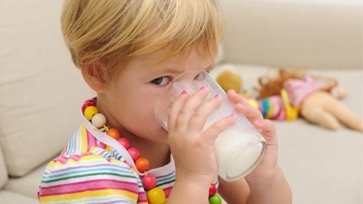 Niño tomando leche