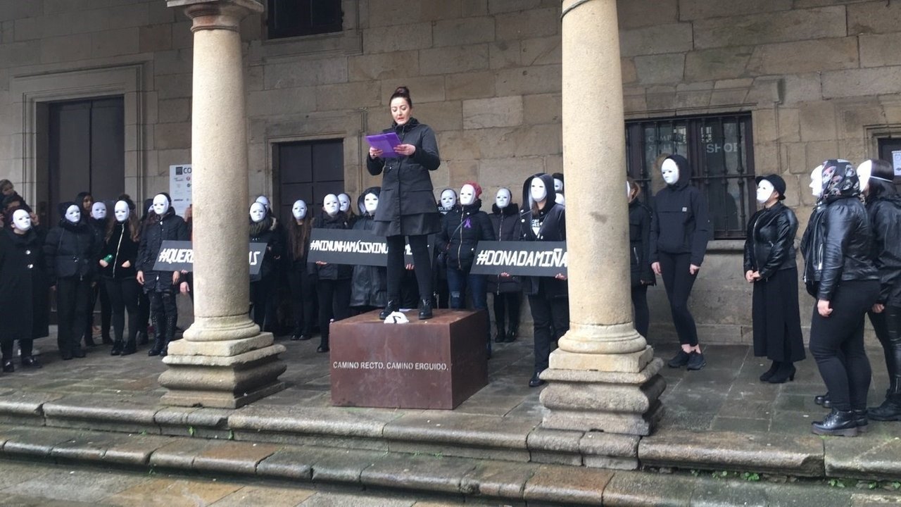 Una representación recuerda en Santiago las mujeres asesinadas por violencia machista en Galicia 2003.