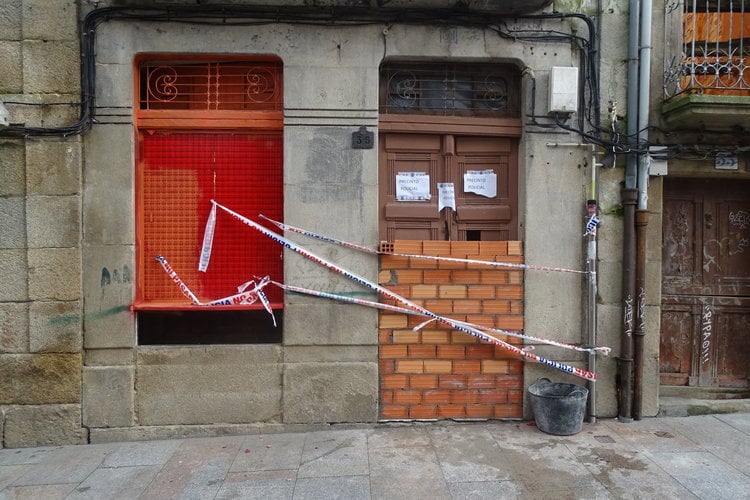 Casa tapiada en la calle Libertad. Ourense. Drogas