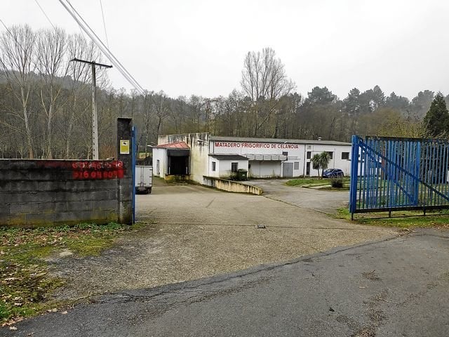 Exterior del matadero municipal de Celanova en A Barxiña.