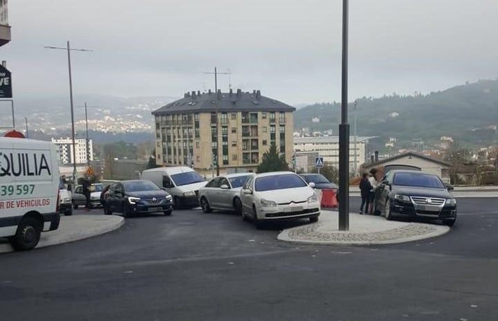 coches mal aparcados en Ourense