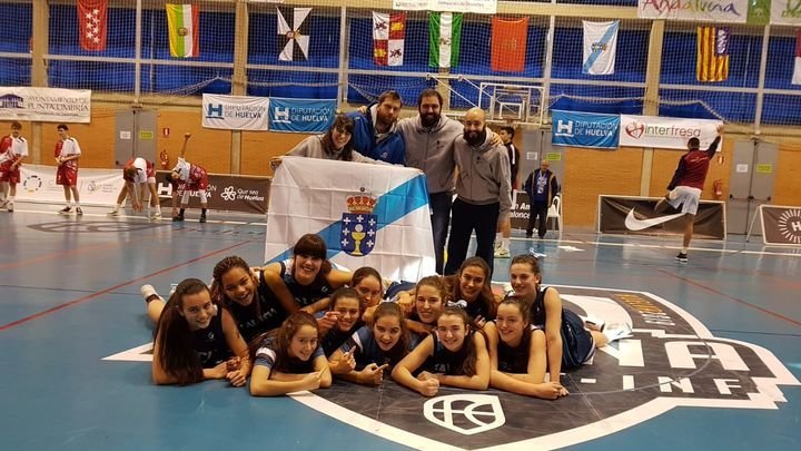 El combinado gallego infantil femenino, con Yhoranna, Lucía y Nacary, tras lograr el tercer lugar en el Campeonato de España.