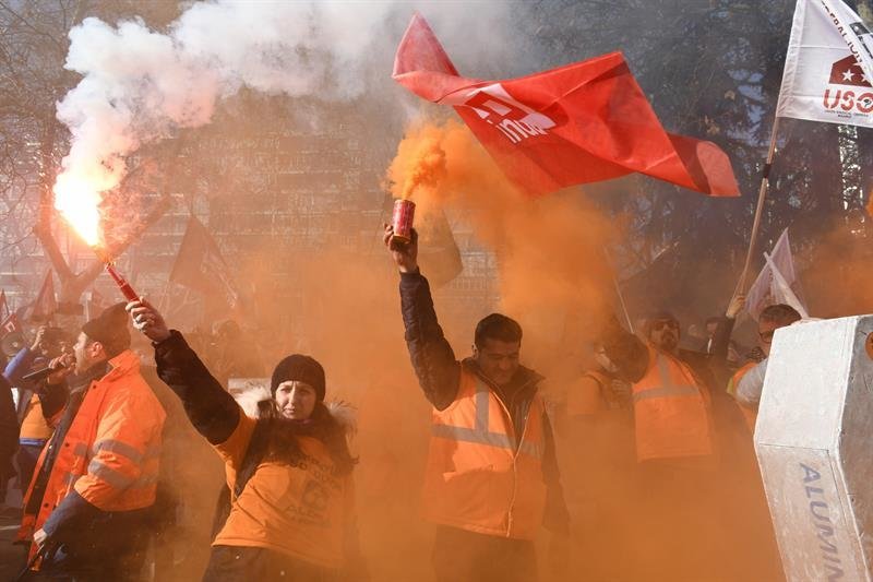 Trabajadores de Alcoa de Avilés y A Coruña durante la manifestación protagonizada ante el Ministerio de Industria.