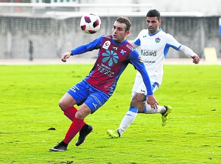 El jugador del Barco Diego Tato intenta controlar una pelota en el partido ante el Boiro.