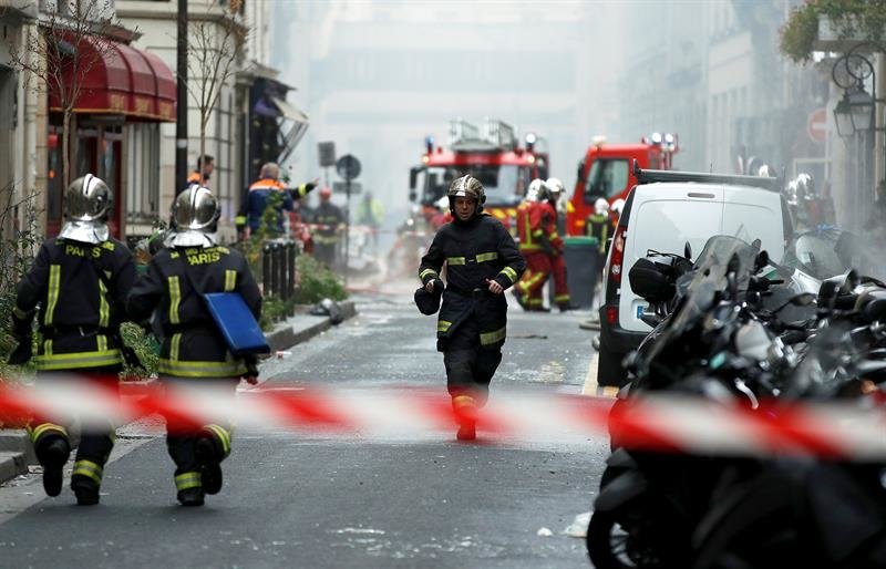 Bomberos instantes después de la explosión en París.