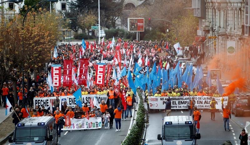 Manifestación en A Coruña pidiendo una solución al Gobierno por el ERE en Alcoa.