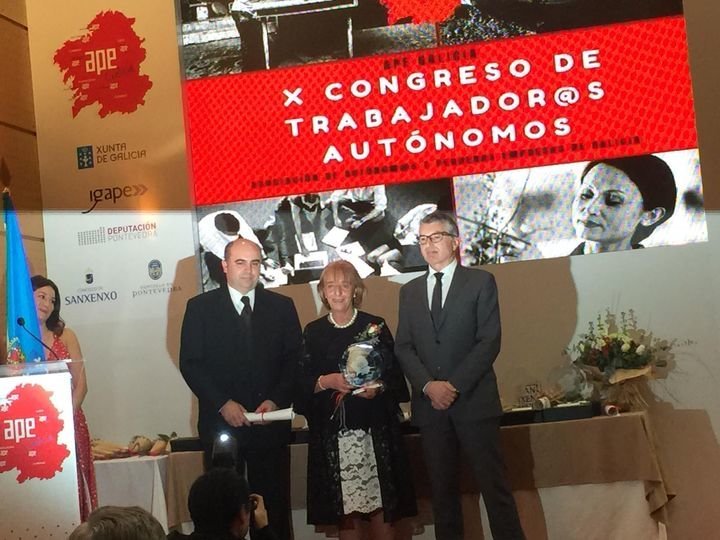 Marisol Nóvoa, presidenta de la Asociación de Mujeres Empresarias de Galicia, recoge su premio en Sanxenxo.