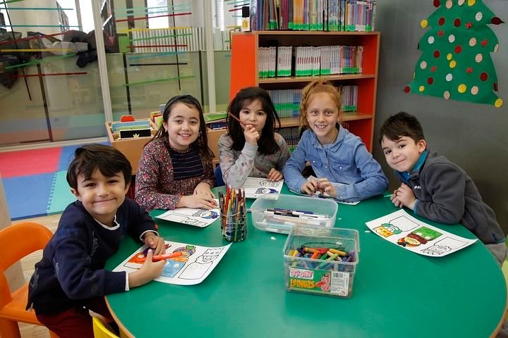 Manuel, Sara, Nerea, Lara y Nico disfrutan de su tiempo de ocio en la biblioteca de A Ponte.