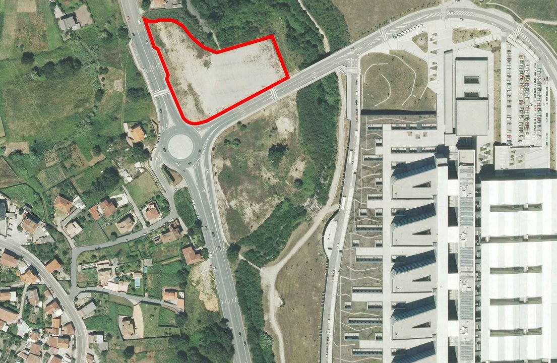 La parcela de titularidad autonómica próxima al Hospital Álvaro Cunqueiro (HAC) en la que se pretenden instalar el "segundo parking gratuito"