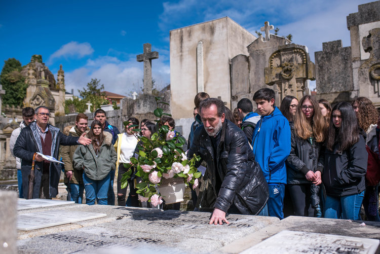 Ofrenda floral en la tumba de Otero Pedrayo, uno de los fundadores del Grupo Nós.
