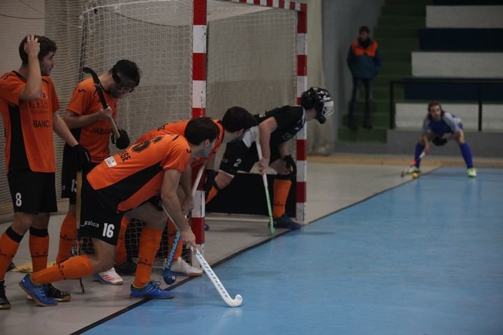 Los jugadores del Barrocás se disponen a defender un penalti córner durante la disputa del sector nacional (JOSÉ PAZ).
