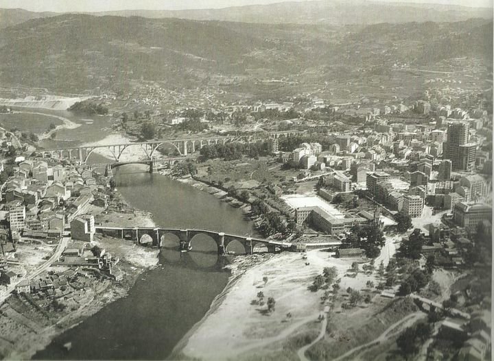 El puente exento de muchos elementos constructivos por llegar y que afectaron a su esté tica y visión; año 1960.