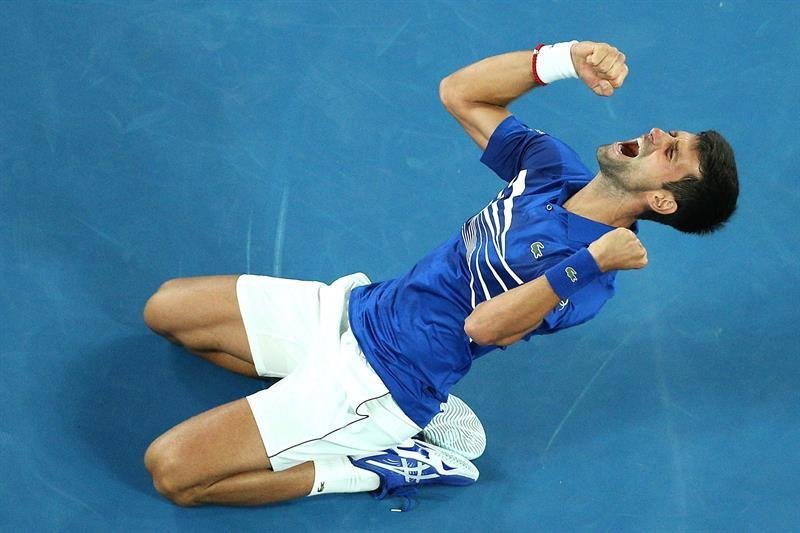 Djokovic celebra el título logrado en Melbourne (EFE).