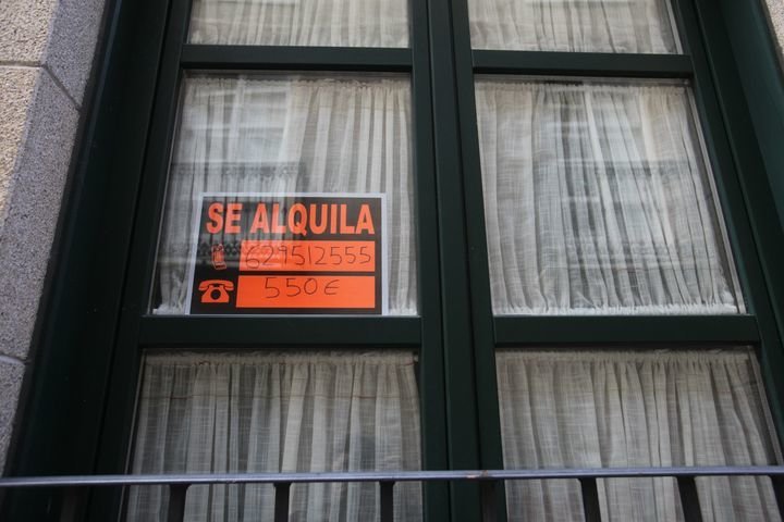 Un cartel con el precio para alquilar en la rúa Hernán Cortés, en el Casco Vello de la ciudad.
