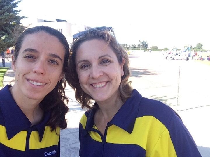 La doctora Silvia Treviño (derecha) imparte una ponencia sobre deporte.