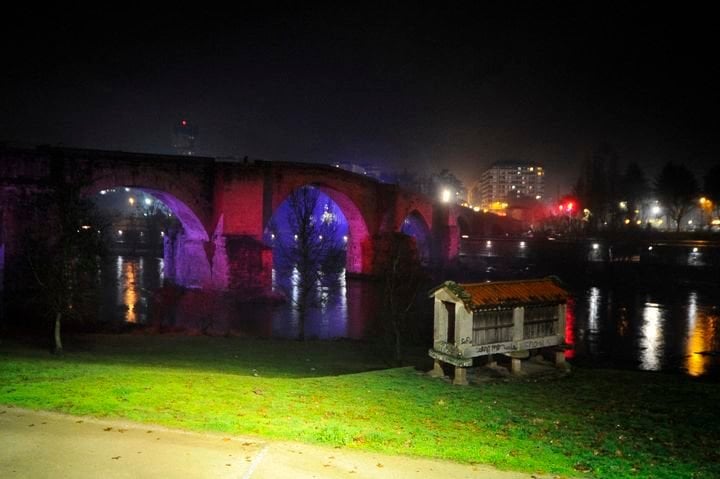 El Puente Romano, iluminado de rojo con motivo de los Premios Joven Empresario de AJE Ourense (MARTIÑO PINAL).