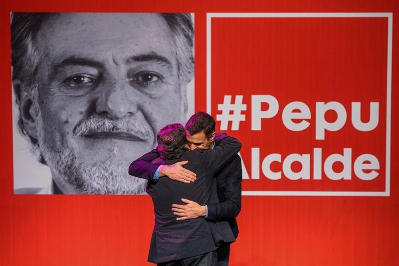 Abrazo entre Pedro Sánchez y Pepu Hernández.