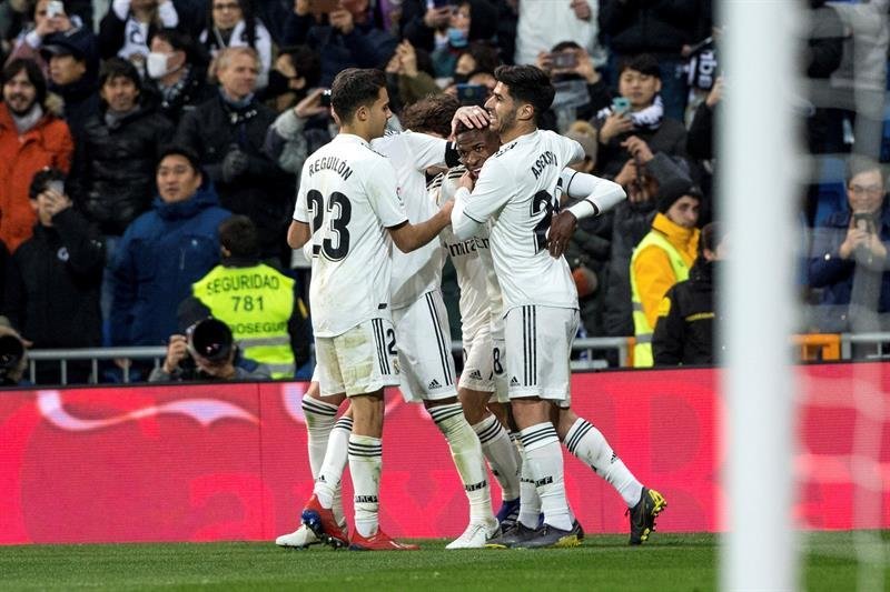Los jugadores del Real Madrid celebran uno de los tres goles del Real Madrid.