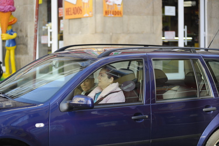 mujer conduciendo un coche en Ourense