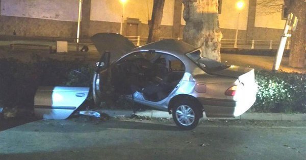 Estado en el que quedó el coche accidentado en el que viajaban tres jóvenes en Ferrol.